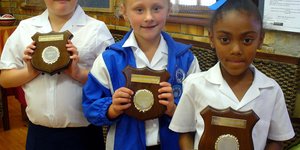 Barnard Trofee vir Grondslagfase:  Graad 1 -  Tameeca Abrahams (regs), Graad 2 -  Nicole Schutte (middel), Graad 3 -  Michaela Laubscher (links)